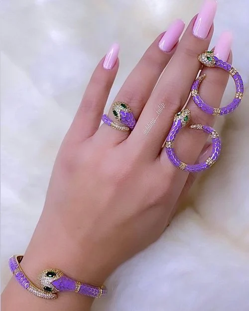 سلاسل في متجر أناقة سيدات للاكسسوارات في السعودية
