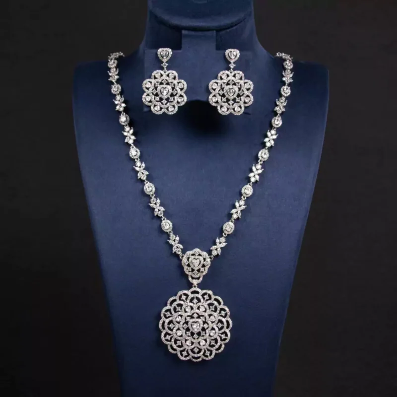 طقم سهرة ستايل براند The DiamondsGirl مرصع بالزيكون أناقة سيدات السعودية اكسسوارات
