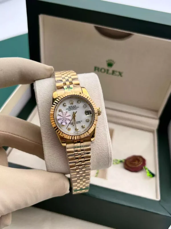 ساعة ROLEX نسائية فاخرة ذهبية بميناء أبيض أناقة سيدات السعودية اكسسوارات