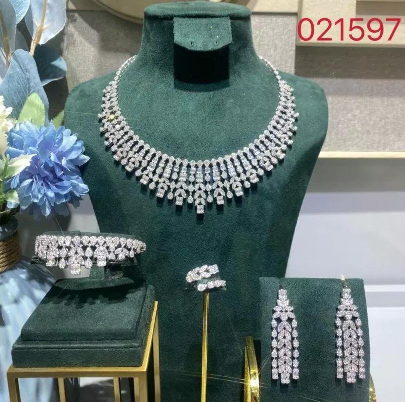 طقم سهرة مرصع بالالماس الصناعي أناقة سيدات السعودية اكسسوارات