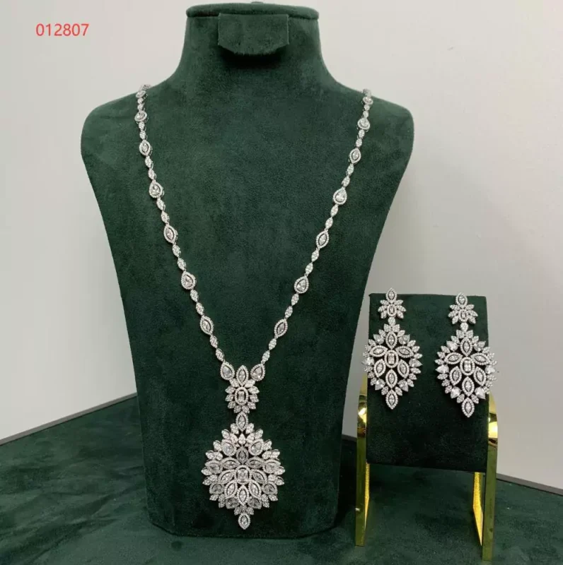 طقم سهرة مرصع بالالماس الصناعي أناقة سيدات السعودية اكسسوارات