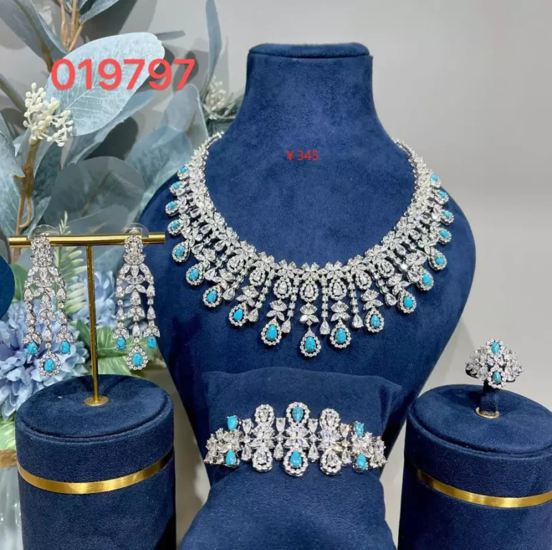 طقم سهرة مرصع بالالماس الصناعي أناقة سيدات السعودية اكسسوارات
