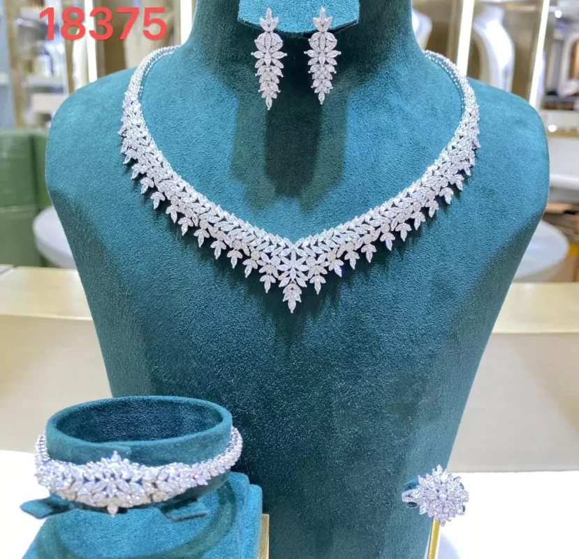 طقم سهرة عالي الجودة مرصع بالالماس الصناعي فخم جدا أناقة سيدات السعودية اكسسوارات