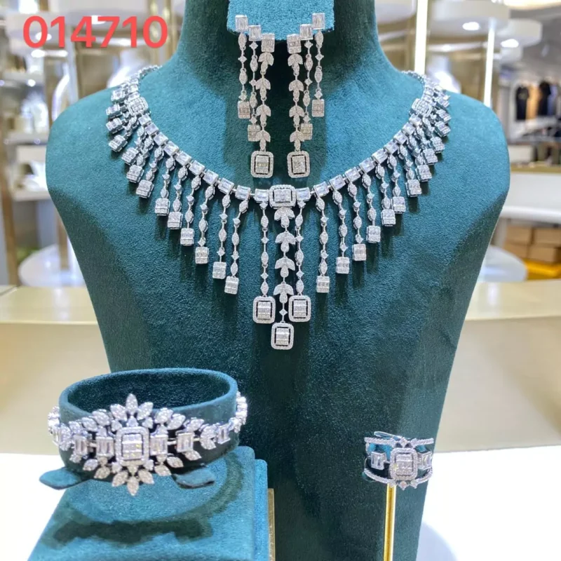 طقم سهرة عالي الجودة مرصع بالالماس الصناعي فخم جدا أناقة سيدات السعودية اكسسوارات